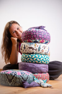 Lena-mit-Kissen-200x300 Lenayoga Meditationskissen und Augenkissen