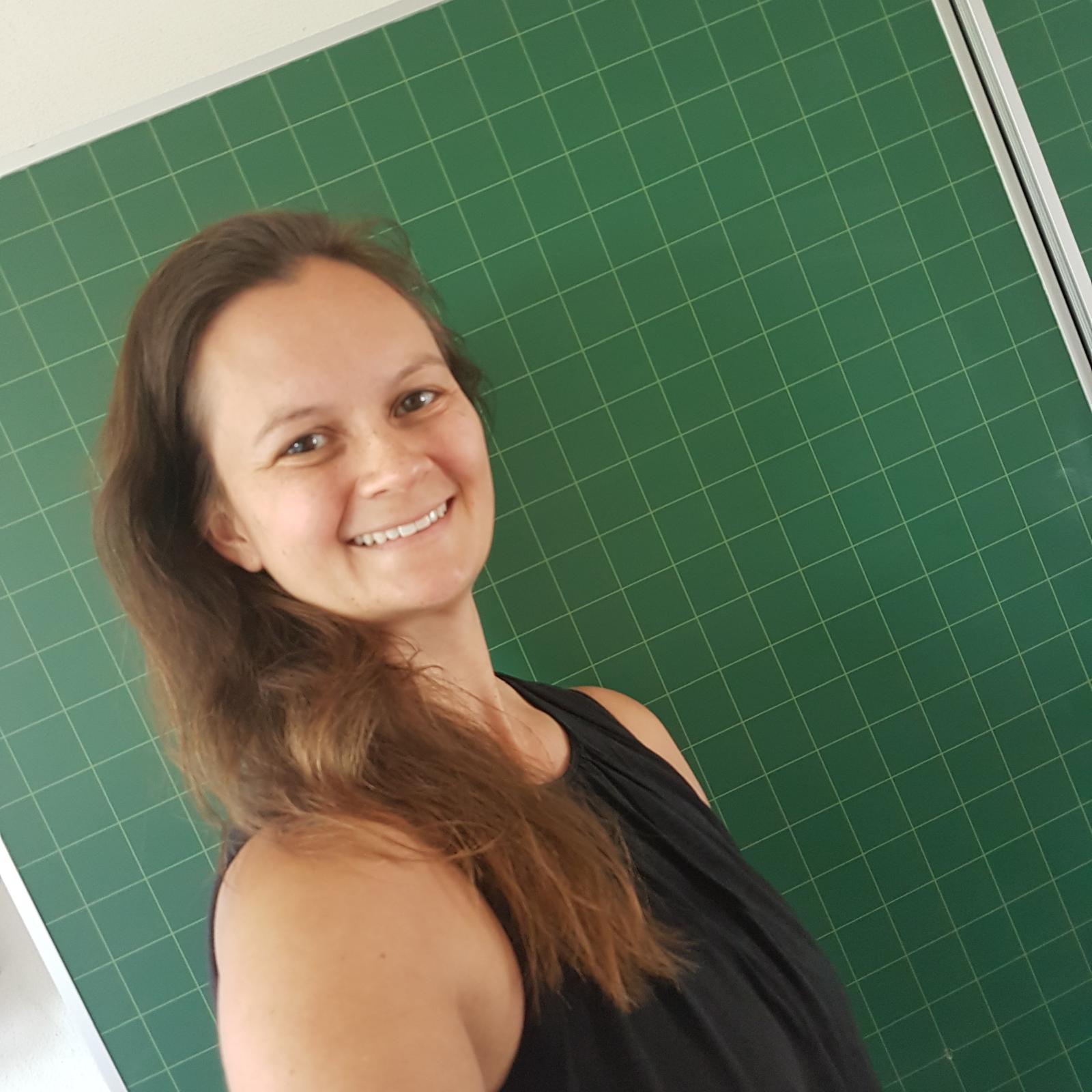 Lena-vor-Tafel-min Lena